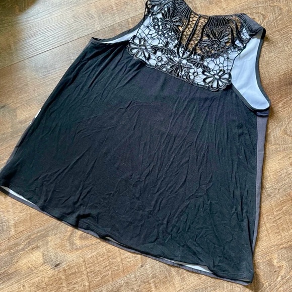 Stylish Black Sleeveless Top with Graphic Design - Picture 5 of 7